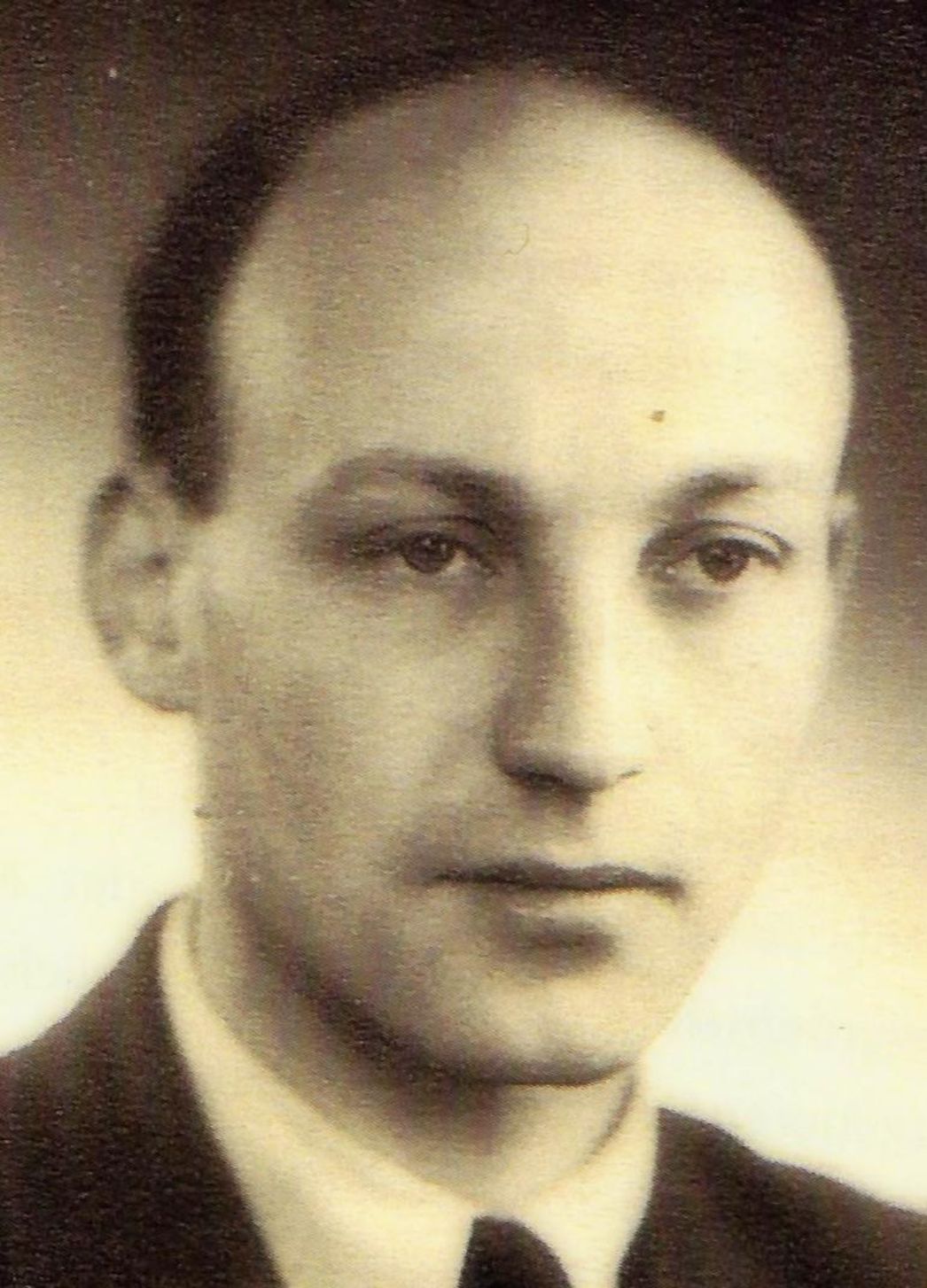 Passport photo of Max Windmüller