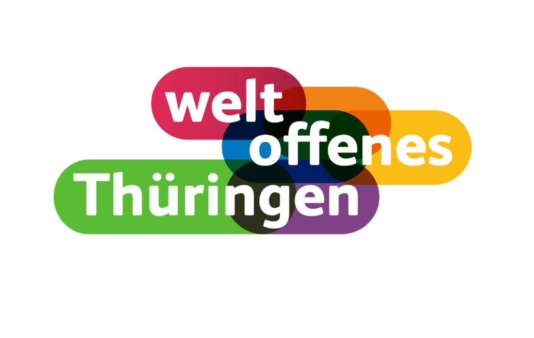 Auf dem Bild sieht man das Logo der Initiative "weltoffenes Thüringen". Das Logo setzt sich aus abgerundeten Speren in Rot, Orange, Gelb, Blau, Grün und Lila zusammen.