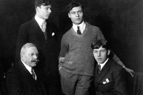 Gruppenaufnahme der männlichen Teile der Kernfamilie von Stauffenberg. Sitzend Alfred und Alexander, dahinter stehend Berthold und Claus.
