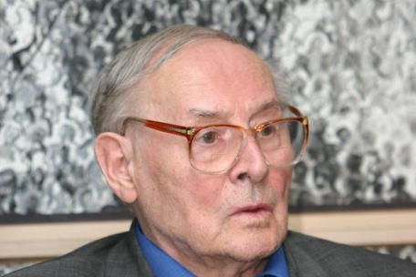 Portrait photograph of Józef Szajna