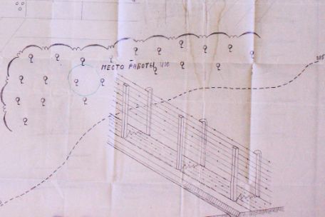 The drawing shows a section of the fence at the front left, which consists of two rows of barbed wire. Behind the fence, running roughly diagonally across the picture plane, is a multiple curved dashed line inscribed at both ends with the number 385. In the upper right, a wavy line indicates an area where small symbols suggest trees or forest. A Cyrillic lettering is written in it. At the upper edge of the image, straight lines suggest that the original shows further motifs outside the image section. 