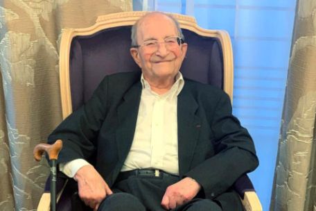 Portrait photo of Bertrand Herz sitting in an armchair