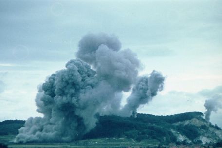 A large cloud of dust rises from the Kohnstein.