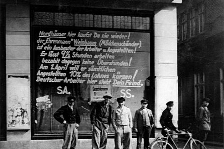 Antisemitischer Boykottaufruf auf dem Schaufenster des Modehauses Schönbeck, vermutlich April 1933