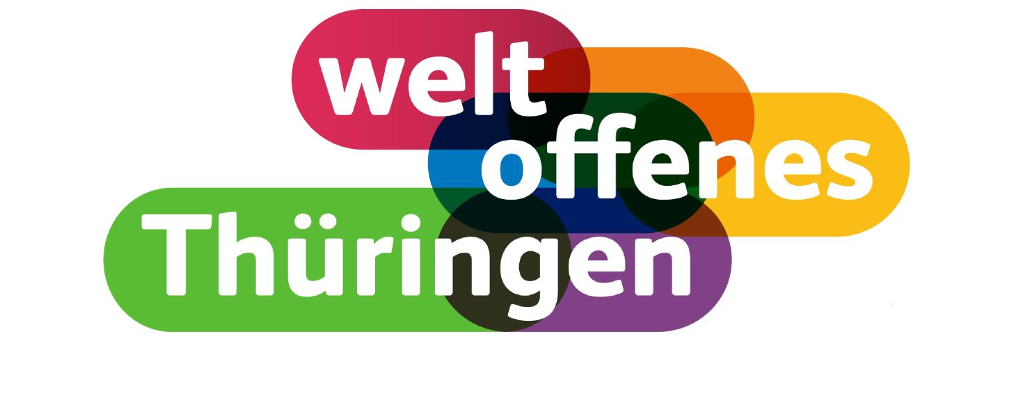 Auf dem Bild sieht man das Logo der Initiative "weltoffenes Thüringen". Das Logo setzt sich aus abgerundeten Speren in Rot, Orange, Gelb, Blau, Grün und Lila zusammen.