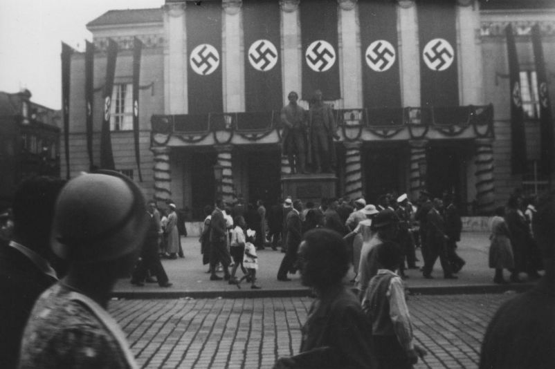 Theaterplatz Weimar, geschmückt mit großen Hakenkreuzflaggen. Weimarer Bewohner:innen und Gäste auf dem Jubiläumsparteitag der NSDAP im Juni 1936 