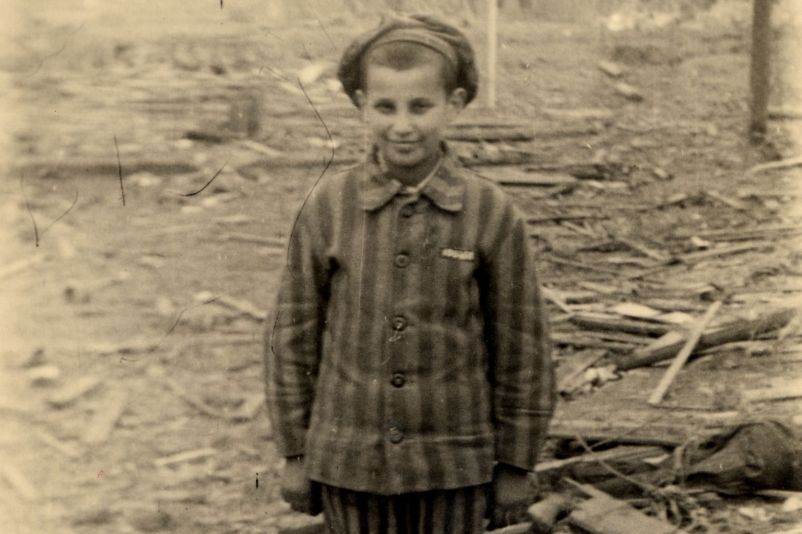 Befreites Kind in der Boelcke-Kaserne in Nordhausen, Mitte April 1945.
