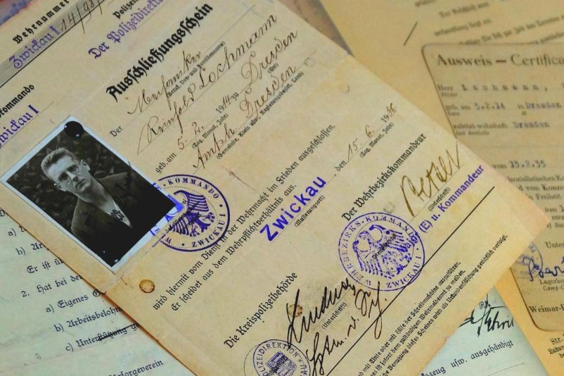 A document with a passport photo and entries under the title "Abschließungsschein" ("Closure Certificate").