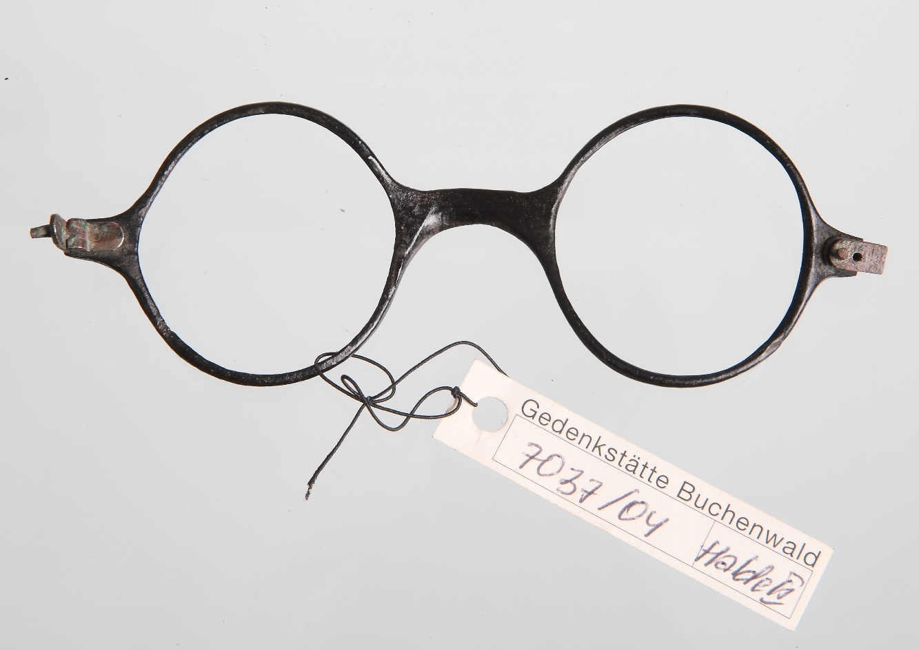 Zu sehen ist ein Brillengestell mit runden Fassungen. Es handelt sich um ein Fundstück aus dem Bildungsmaterial Fundstückkoffer.