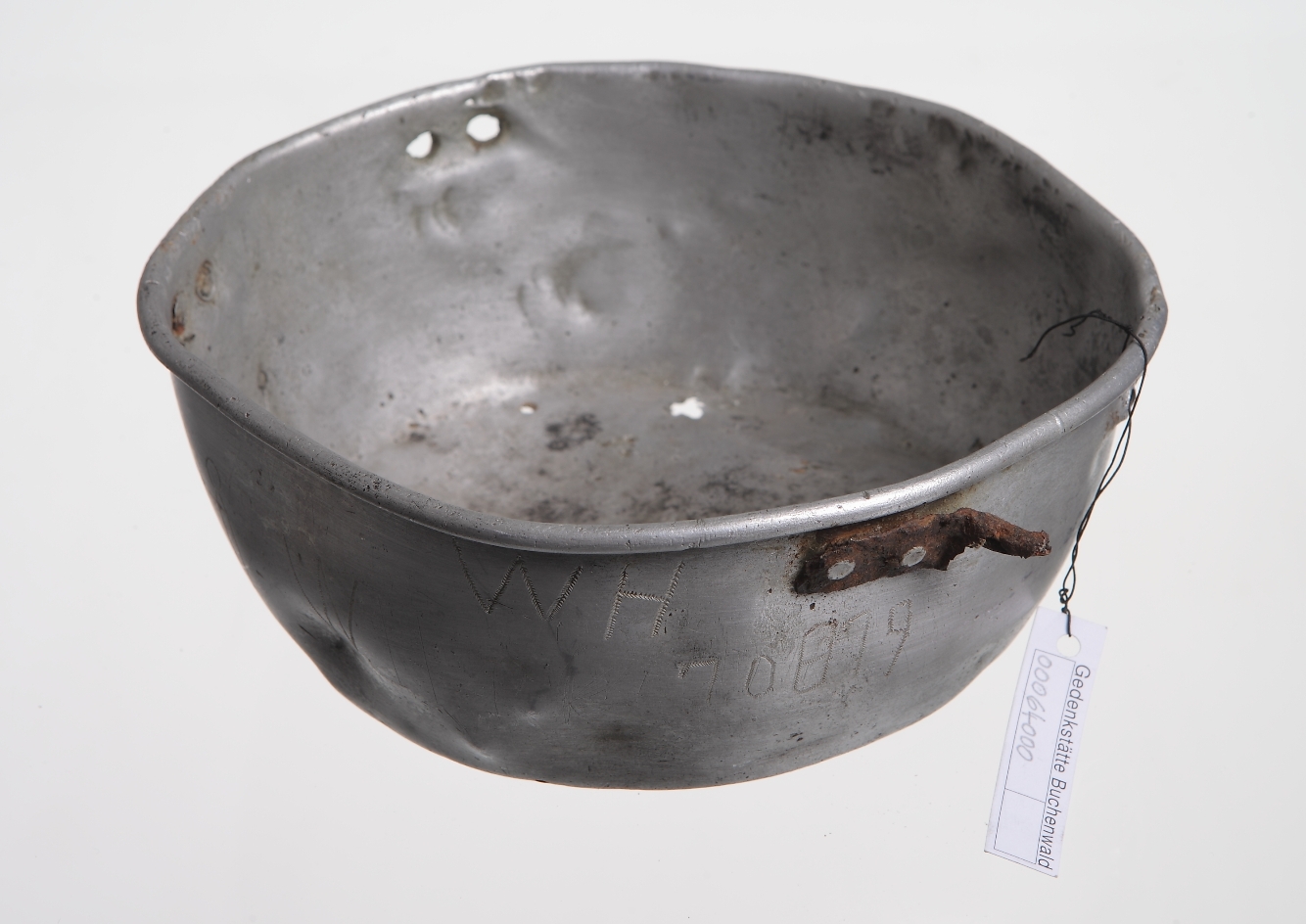 On the picture you can see a metal eating bowl. It is a found object from the educational material found object case.