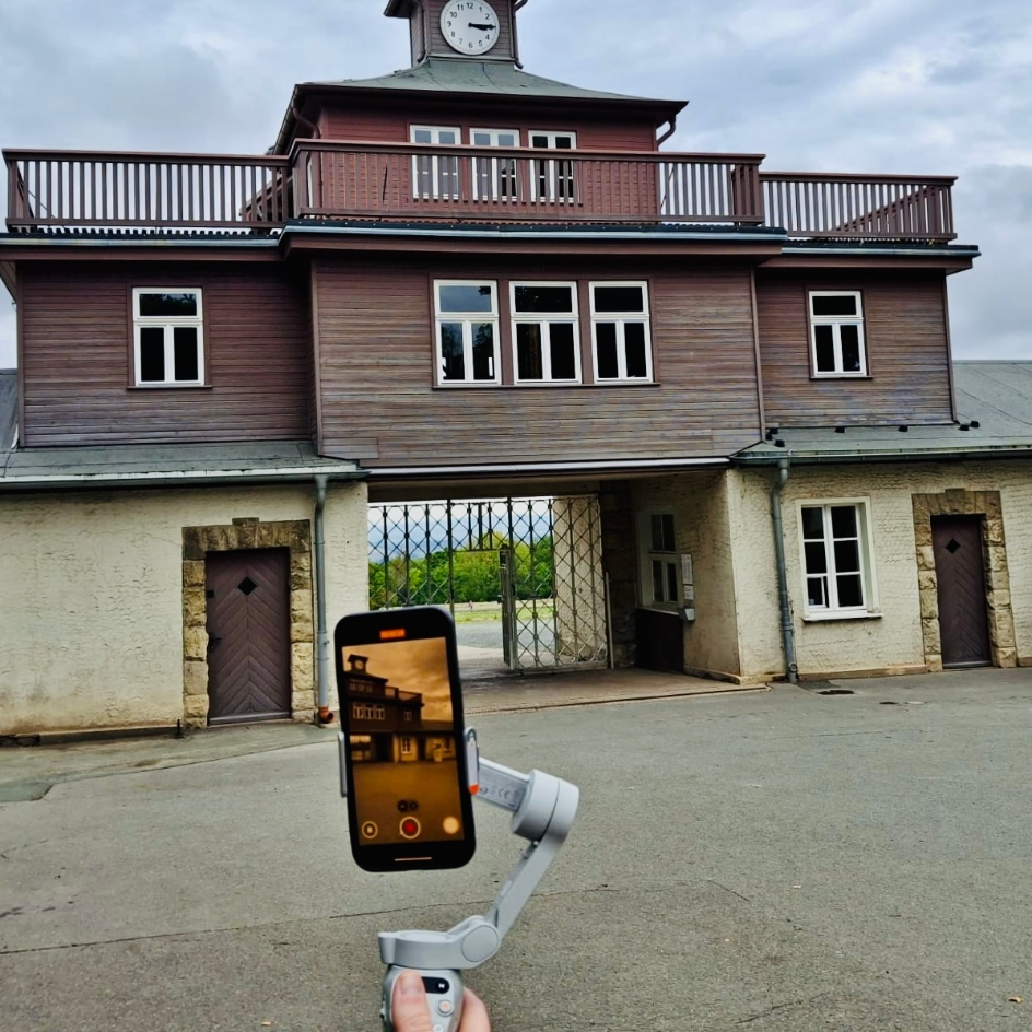 Filmaufnahmen vom Lagertor mit Smartphone und Gimbal 2025. Foto: Franziska Bula