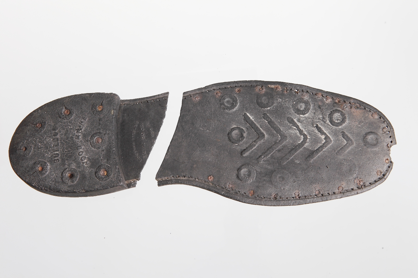 Auf dem Bild ist eine zweiteilige Schuhsohle zu sehen. Es ist ein Fundstück aus dem Bildungsmaterial Fundstückkoffer. 