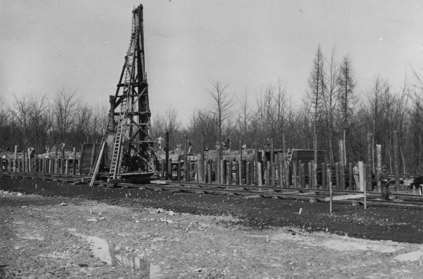Häftlinge beim Bau der Bahnstation Buchenwald. Mitte Links ist ein hoher hölzerner Gerüstturm auf dem Gleis zu sehen.