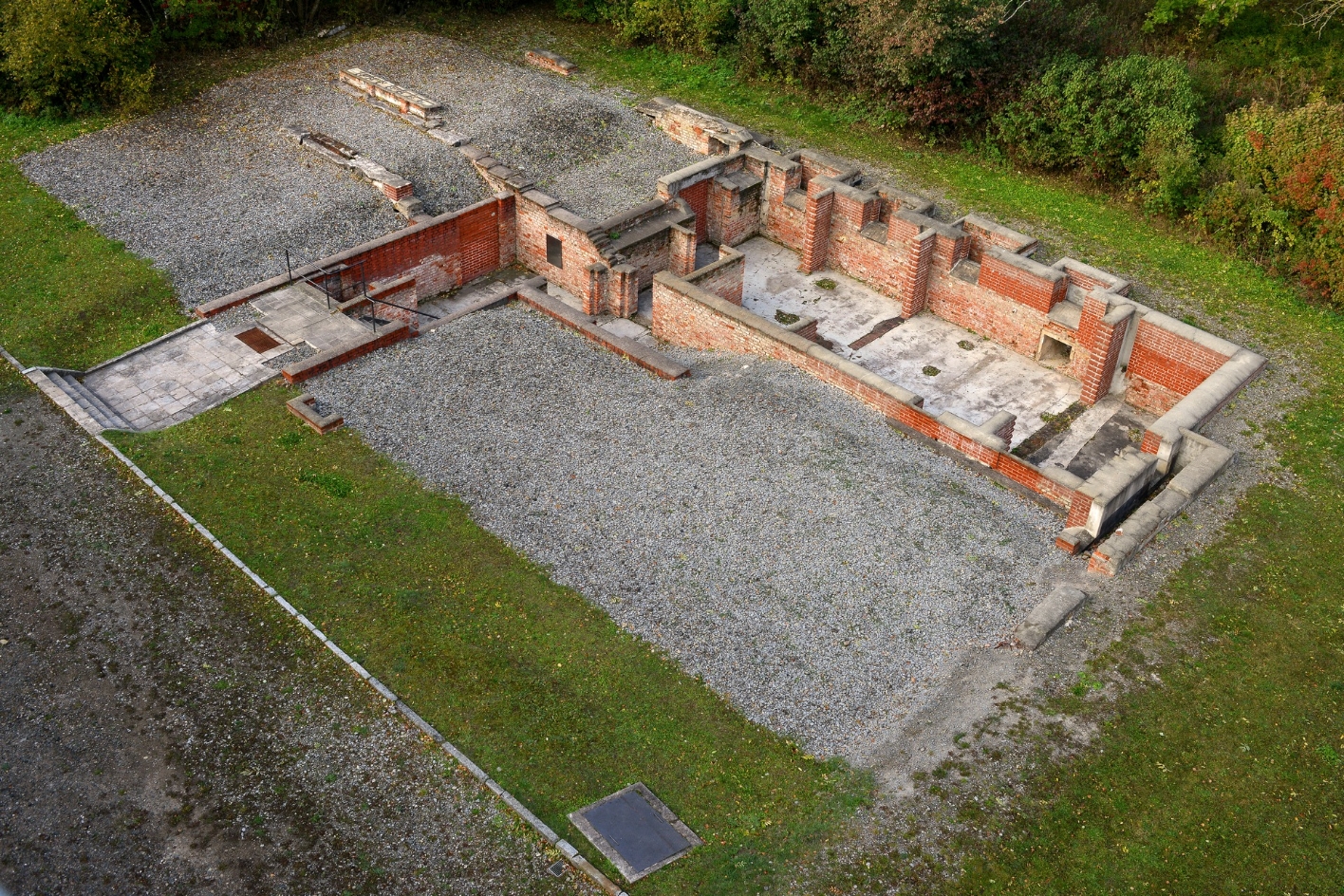 General view of the remains of the wall, which today form the Dietrich Bonhoeffer Memorial. The walls form the walls of a cellar, which today is open to the top. 