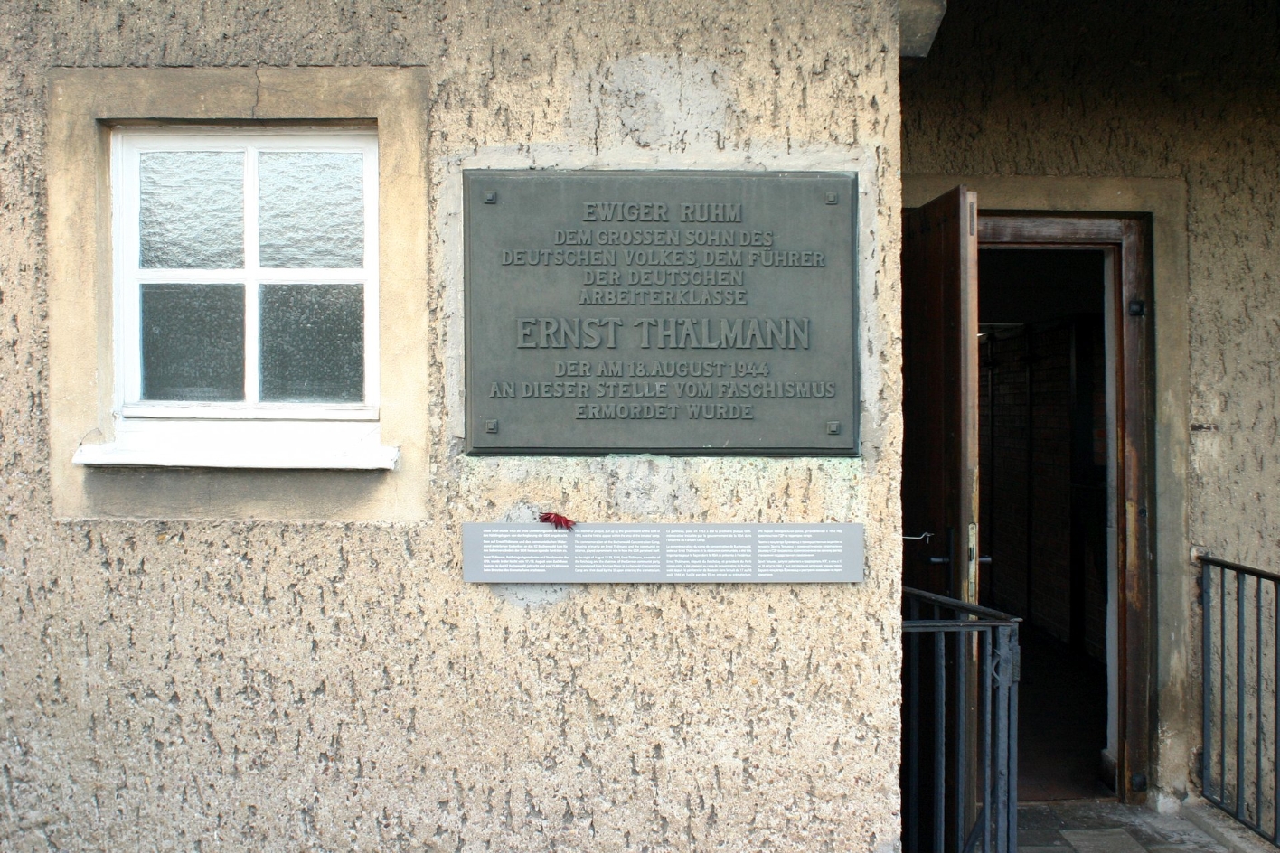 Gedenktafel an der Außenwand des Krematoriums der Gedenkstätte Buchenwald. Der Text lautet: Ewiger Ruhm dem Sohn des deutschen Volkes, dem Führer der deutschen Arbeiterklasse Ernst Thälmann, der am 18. August 1944 an dieser Stelle vom Faschismus ermordet wurde.