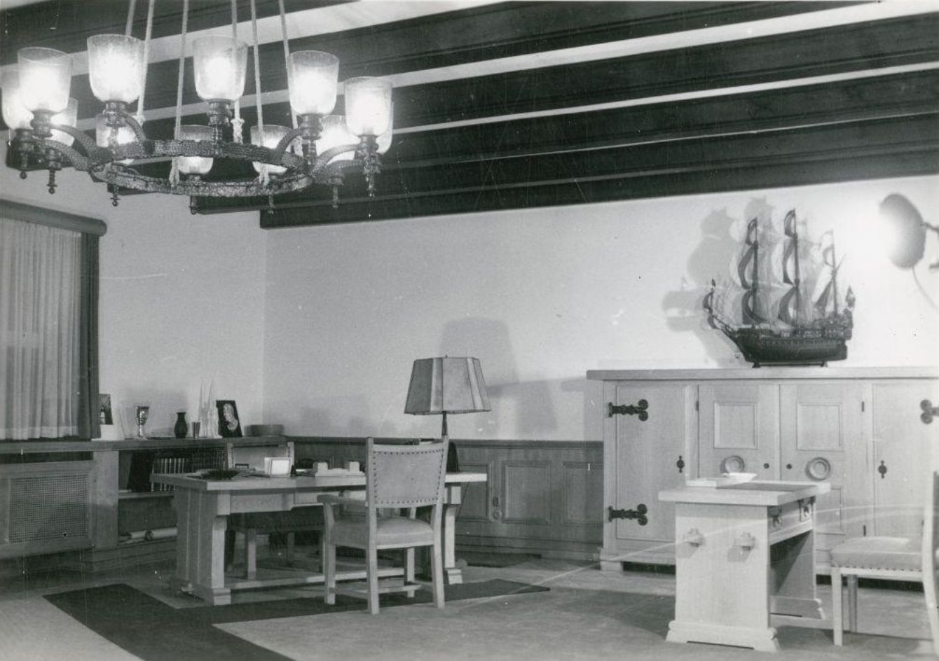 Dienstzimmer des Lagerkommandanten. Zu erkennen ist der Lampenschirm, der auch am 16. April 1945 auf dem Tisch mit den Präparaten gezeigt wurde.