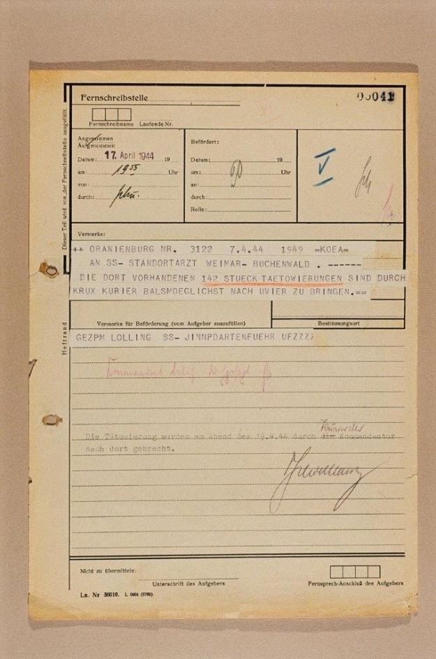 Zu sehen ist ein Dokument vom 17.4.1944, welches die Anweisung enthält 142 tätowierten Hautstücke aus Buchenwald nach Uvier zu überführen. Weiter unten auf dem Dokumentist ist ein Vermerk zu lesen, nachdem der Anweisung am 19.4.1944 Folge geleistet wurde.