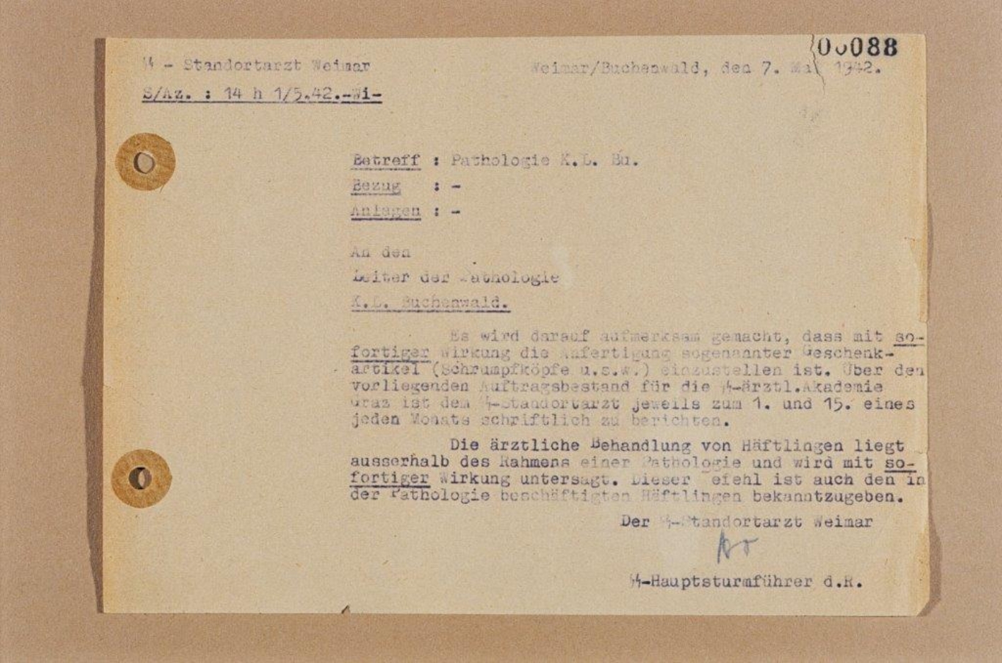 Zu sehen ist ein Dokument vom 1.5.1942 in dem der SS-Stadortarzt Hoven die Produktion von der "Geschenkartikeln" aus menschlichen Überresten untersagt. Zudem wird der Pathologie des KZ-Buchenwald die medizinische Behandlung von Häftlingen untersagt.