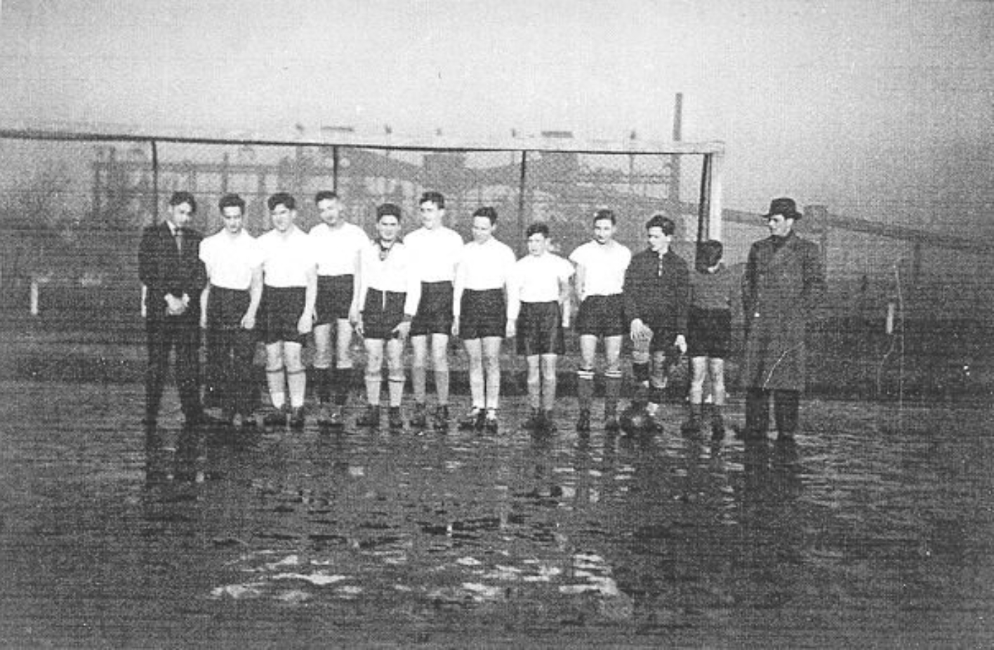 Zu sehen ist eine Fussballmannschaft in weißen Trikots vor einem Fussballtot. Ganz rechts steht Arthur Herz.