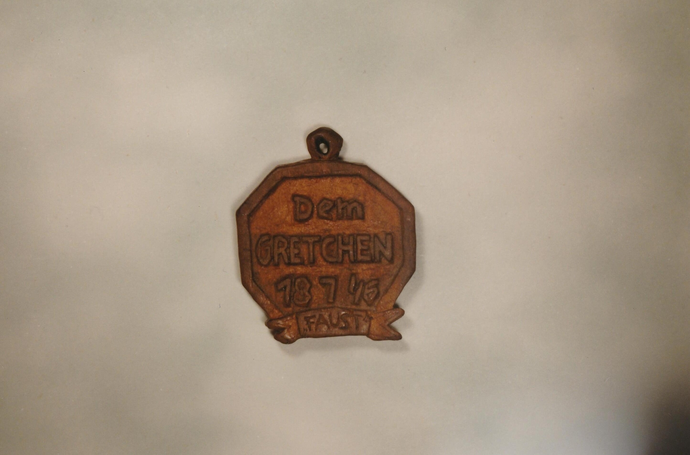 "Dein Gretchen, 18.7.46. Faust" is written on the back of the octagonal tag.