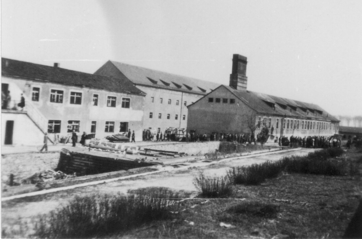  View from the northwest of stone barracks No. 13 and the chamber building behind it. On the far right is the former prisoner laundry.
