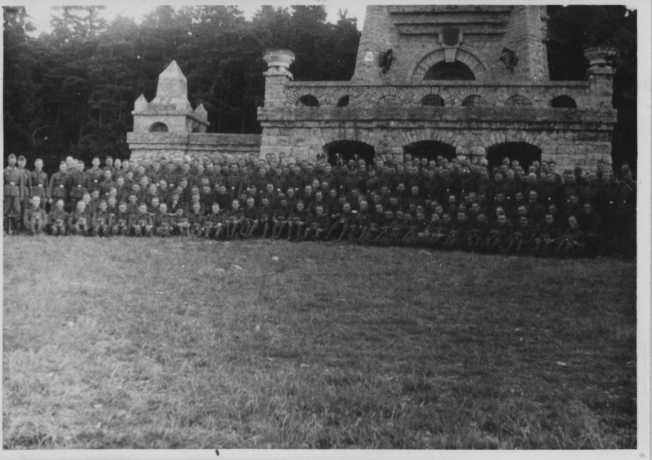 Gruppenbild von Angehörigen einer Rekruteneinheit der SS-Totenkopfstandarte 14 am Fuße des Bismarckdenkmals. 