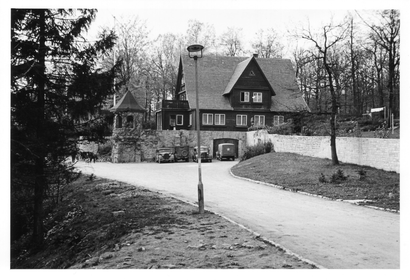 Die Aufnahme zeigt die Vorderansicht der Privatvilla des Kommandanten, mit Wintergarten, zahlreichen Zimmern, auf der Südseite des Ettersberges von Bäumen umgeben.