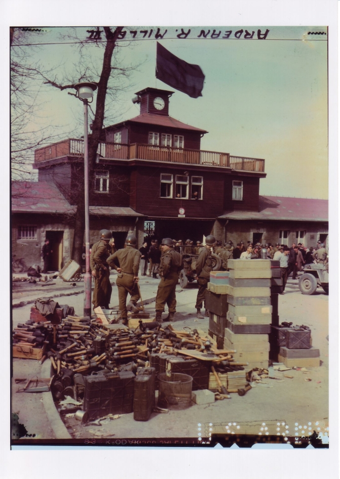 US soldiers in front of the camp gate. SS ammunition boxes can be seen in the right foreground. On the gate building the black flag on the occasion of the death of Franklin D. Roosevelt, President of the USA. Roosevelt, President of the USA.