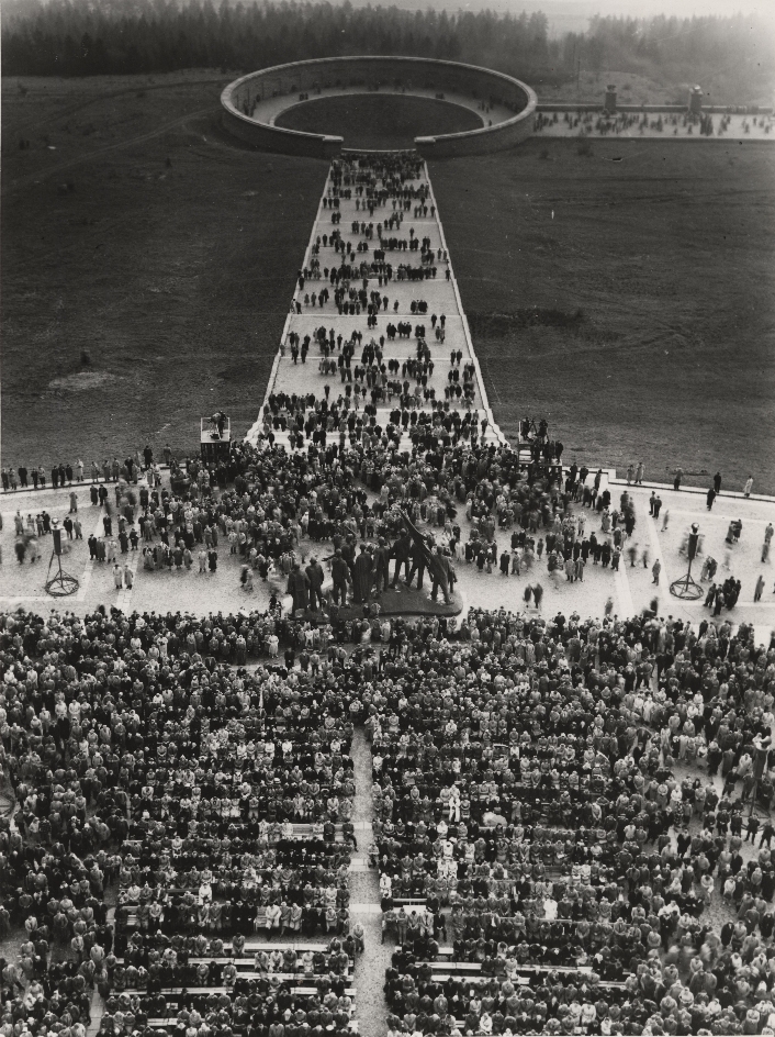  Inauguration ceremony of the Buchenwald National Memorial. The view from the tower shows the participants of the large rally at the bell tower. In the center of the picture is the sculpture by Fritz Cremer.