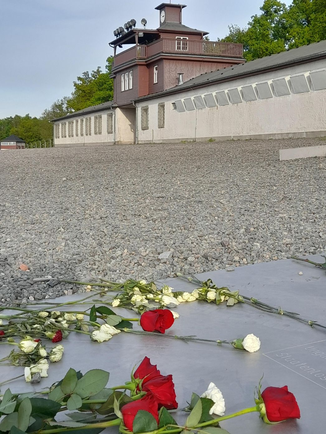 ehemaliger Appellplatz mit Blumen