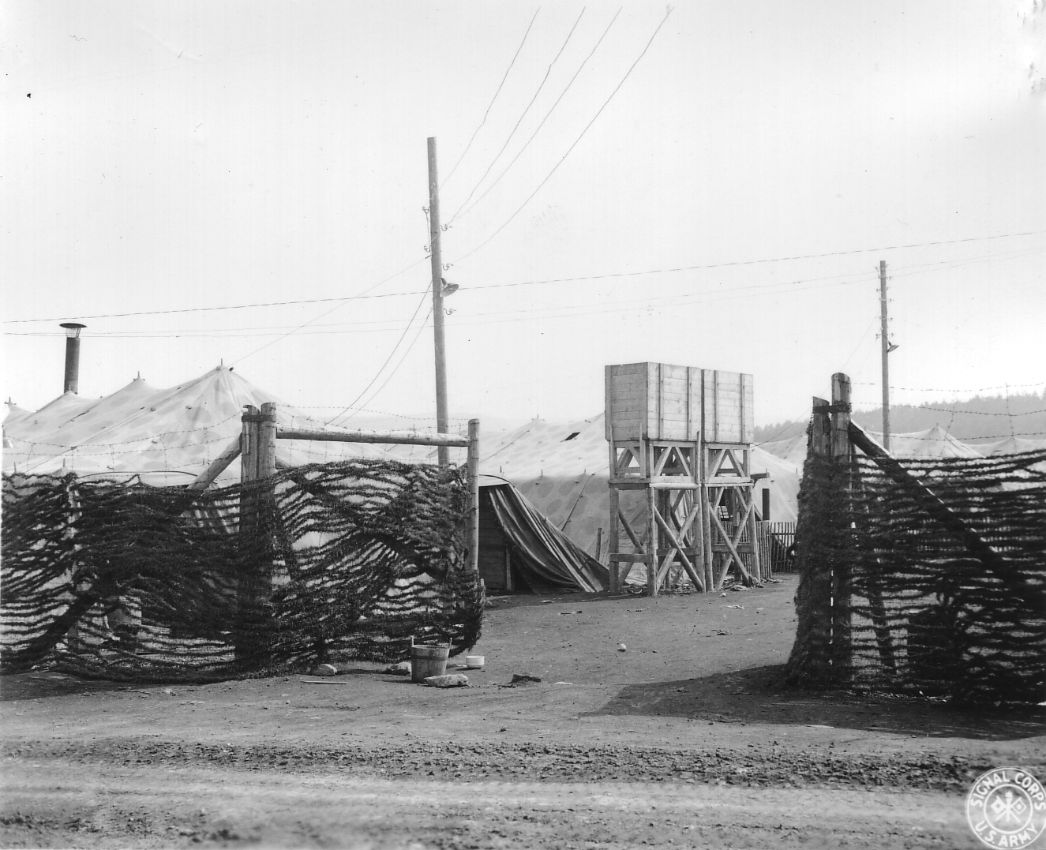 Der Eingang zum Zeltlager Espenfeld, 13. April 1945. Foto: Arthur W. Stott (U.S. Army Signal Corps)