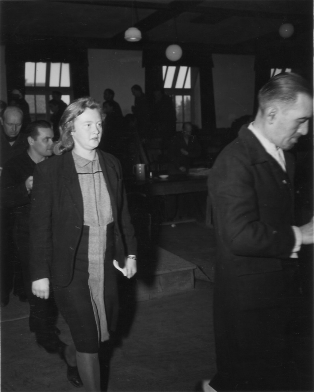 Foto der Angeklagten Ilse Koch (22.09.1906 in Dresden - 02.09.1967 in Aichach), Frau des ehemaligen Buchenwalder Lagerkommandanten Karl Koch, im Dachauer Buchenwald-Prozess zu lebenslanger Haft verurteilt; 1948 in 4 Jahre Haft umgewandelt; 1949 erneute Anklage vor dem bayerischen Staatsgerichtshof wegen "Mordes und Mißhandlung von deutschen Häftlingen"; 1951 Verurteilung zu lebenslanger Haft; September 1967 Selbstmord im Frauengefängnis Aichach. 