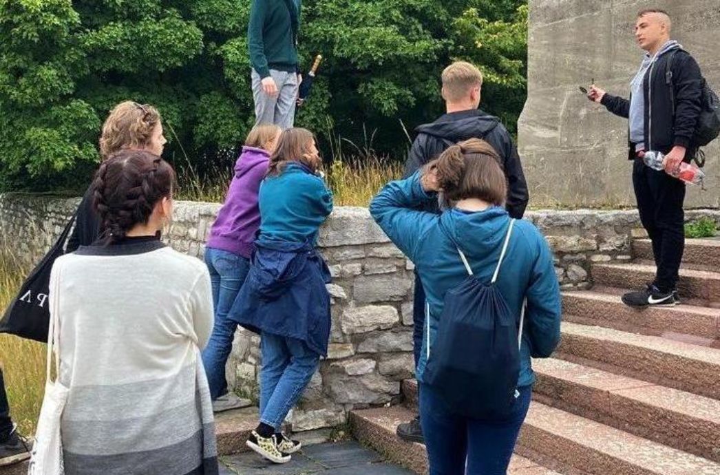 Gruppe beim Rundgang mit Bildungsreferent