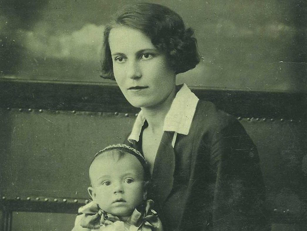 Portraitaufnahme von Aleksandra Pawlowna Lawrik mit einem Baby auf ihrem Schoß