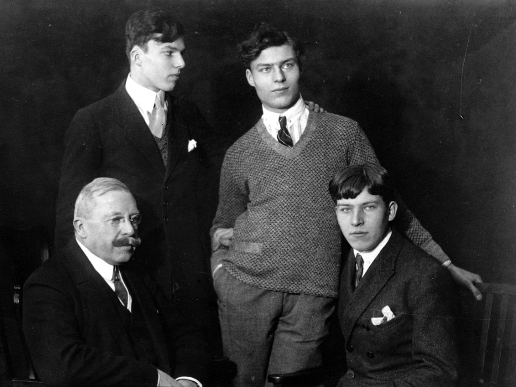 Gruppenaufnahme der männlichen Teile der Kernfamilie von Stauffenberg. Sitzend Alfred und Alexander, dahinter stehend Berthold und Claus.
