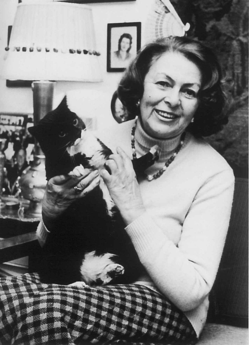 Privataufnahme von Danuta Brzosko-Mędryk mit einer Katze im Arm.