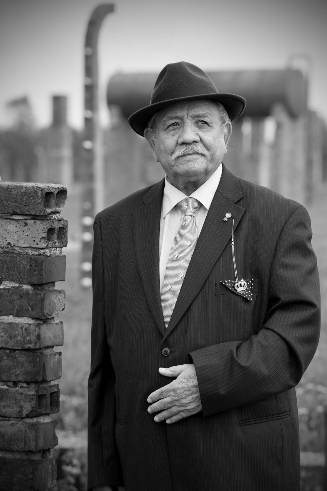 Portraitaufnahme von Franz Rosenbach im Gelände des ehemaligen „Zigeunerlagers“ von Auschwitz-Birkenau"