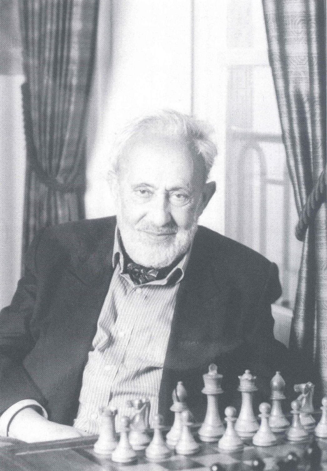 Privataufnahme von Paul Steinberg sitzend vor einem Schachspiel
