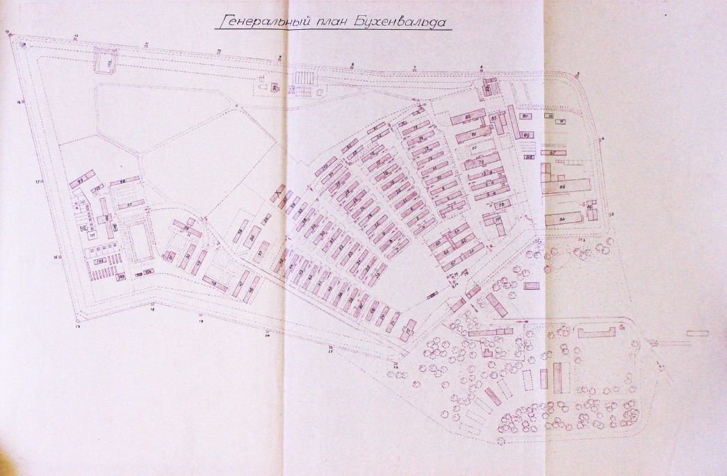 Plan of Special Camp No. 2. At the bottom right, the area of the former SS barracks arranged in a semicircle, but only part of it, forming a quarter circle, and the other functional buildings. Further to the center of the picture and occupying the whole remaining area, the prisoners' area with 6 longer rows of barracks and other buildings. At the top left are larger open areas. Outside around the camp fence with marked watchtowers. 