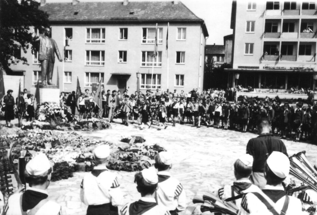  Im Vordergrund ist ein Spielmannszug der Thälmann-Pioniere zusehen. Die Bronzestatue Ernst Thälmanns vom Dresdner Bildhauer Walter Arnold ist am linken Bildrand deutlich zu erkennen.