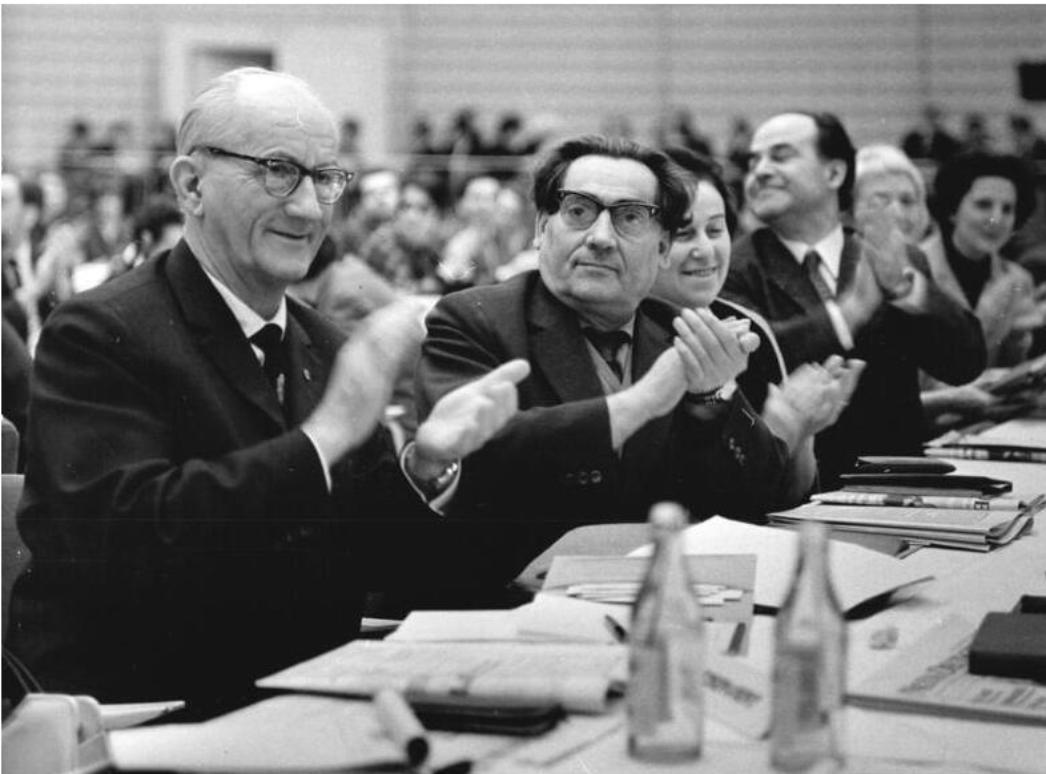 Zentralbild Franke 4.11.1966 Berlin: Abschluß der 1. Jahreskonferenz des Deutschen Schriftstellerverbandes. Mit herzlichem Beifall dankten die über 350 Teilnehmer an der 1. Jahrekonferenz der Deutschen Schriftstellerkonferenz (im Vordergrund links Prof. Alfred Kurella, daneben Max Zimmering) den Diskussionsrednern, die in der Kongreßhalle am Berliner Alexanderplatz das Wort ergriffen. Vom 2. bis 4.11.1966 hatten die Delegierten und Gäste - Schriftsteller, junge Autoren, schreibende Arbeiter, Literaturwissenschaftler und Bibliothekare - über die Entwicklung der sozialistischen deutschen Nationalliteratur und die Stellung des Schriftstellers in der Gesellschaft beraten.