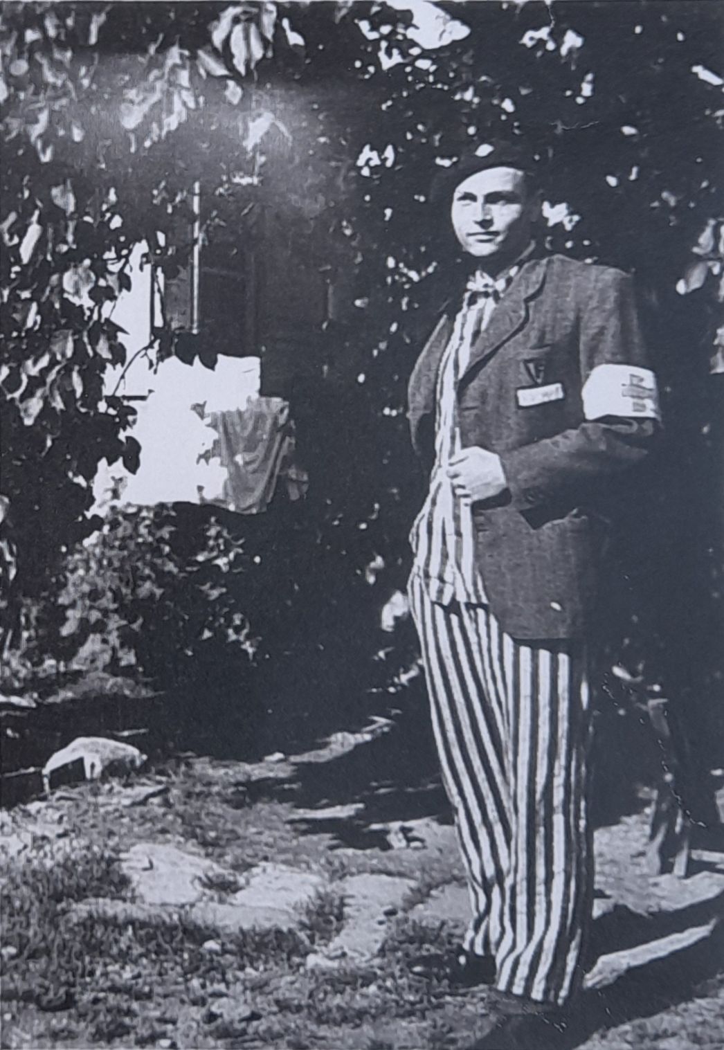 Der Medizinstudent Laurent Feldmann in Häftlingskleidung nach seiner Rückkehr nach Frankreich, 1945. Er war im Juni 1943 im Studentenwohnheim „Gallia“ verhaftet worden. 