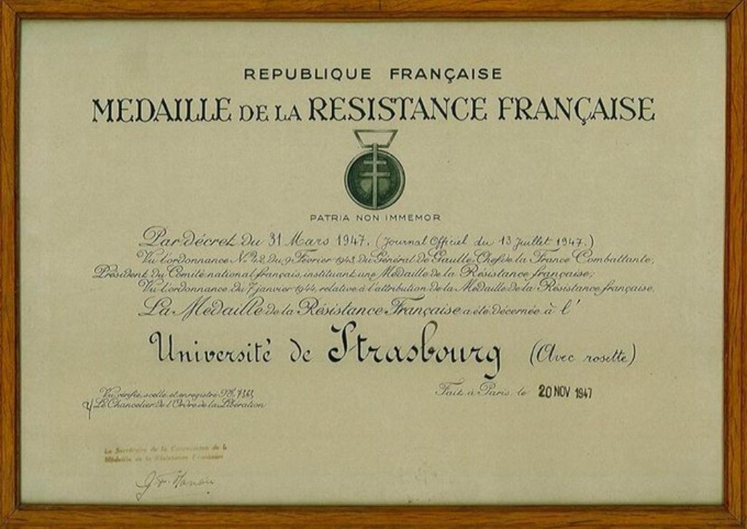 Médaille de la Résistance, die die Université de Strasbourg als einzige französische Universität im Jahr 1947 erhielt. 