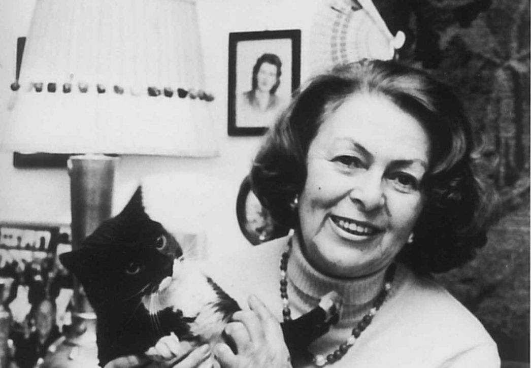 Privataufnahme von Danuta Brzosko--Mędryk mit einer Katze im Arm