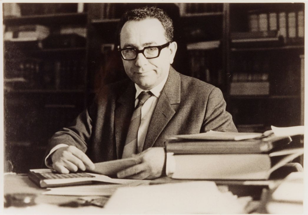 Privataufnahme von František Graus am Schreibtisch sitzend