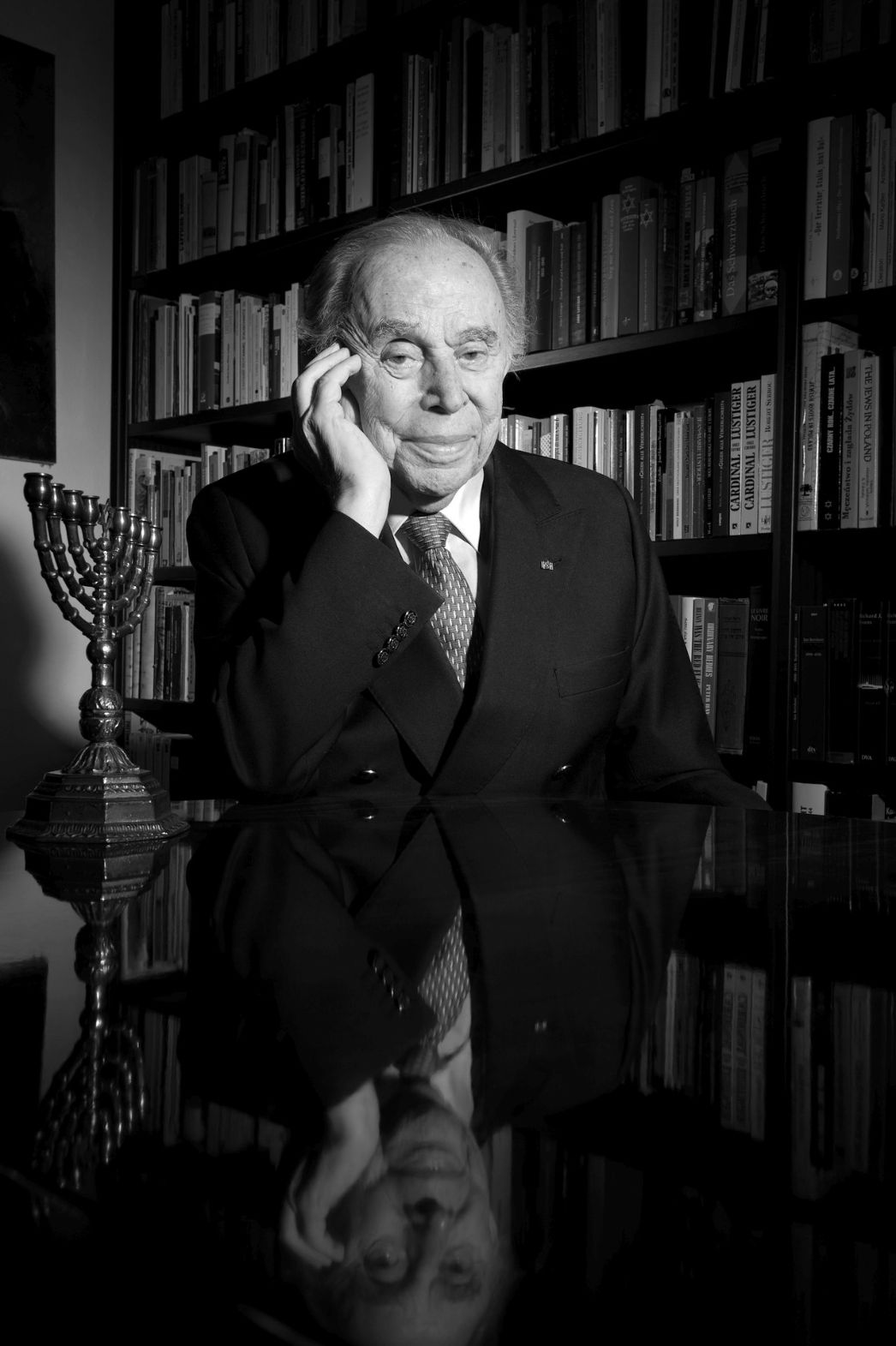 Privataufnahme von Arno Lustiger vor einem Bücherregal