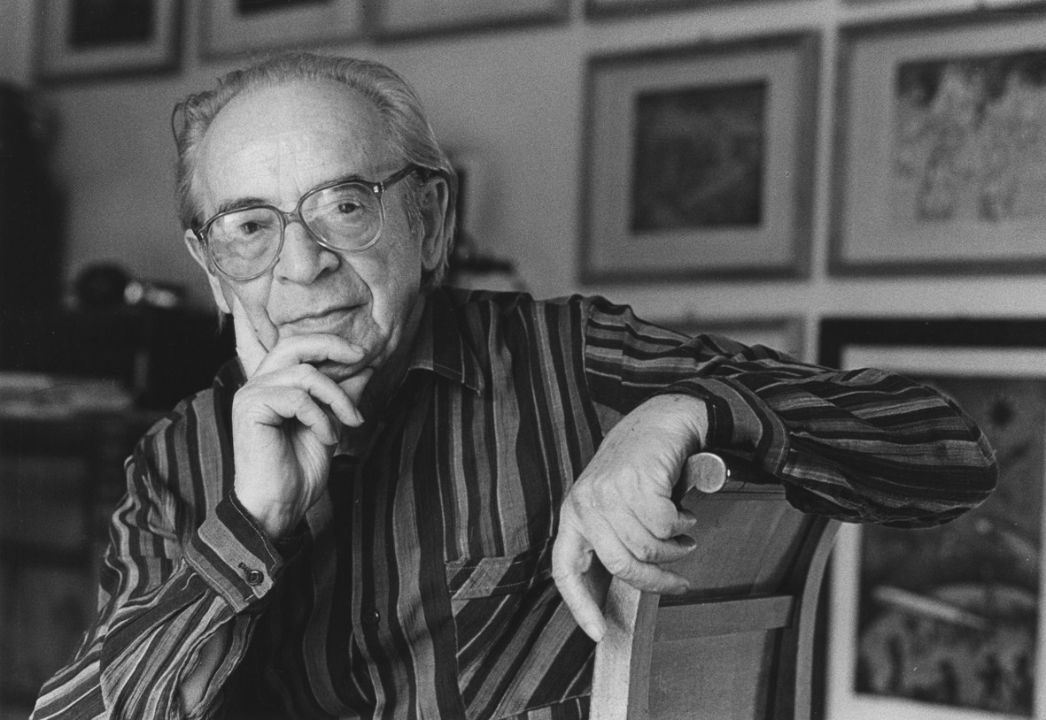 Privataufnahme von Herbert Sandberg auf einem Stuhl sitzend