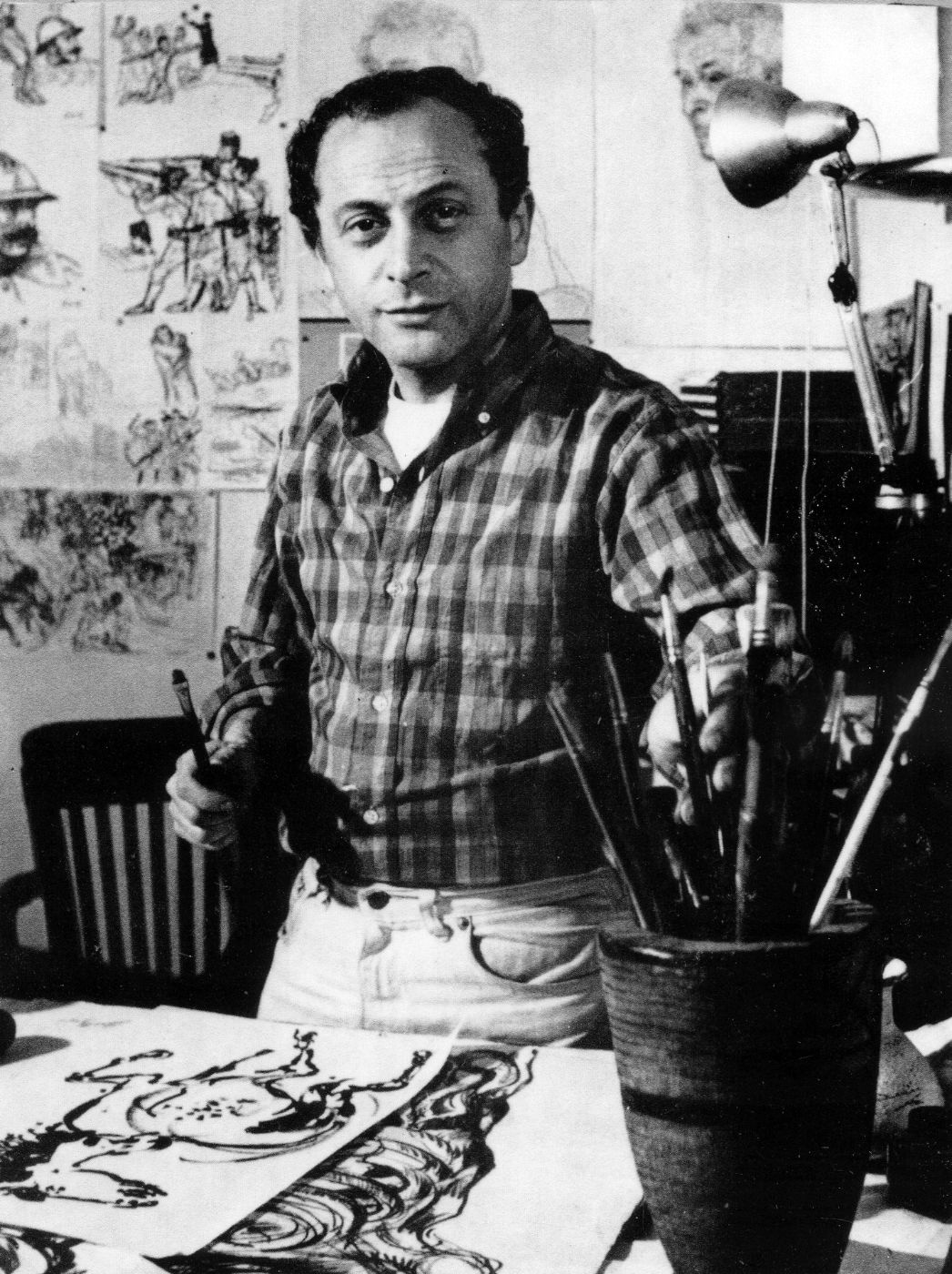 Privataufnahme von Walter Spitzer stehend in einem Atelier