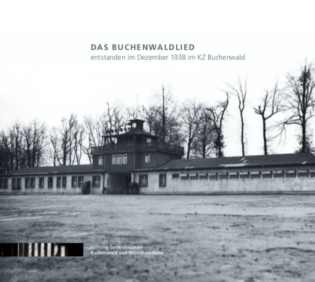 Das Foto zeigt das Cover der herausgegebenen CD „Das Buchenwaldlied“. Darauf zu sehen ist das Lagertor aus der Innenansicht in Schwarz-Weiß.