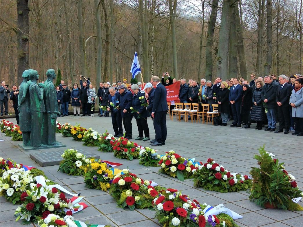 Kranzniederlegung am 78. Jahrestag der Befreiung des KZ Mittelbau-Dora im April 2023